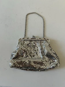 Borsa da sera vintage piccola Whiting Davis in rete tono argento con catena 4” x 6” - Foto 1 di 4