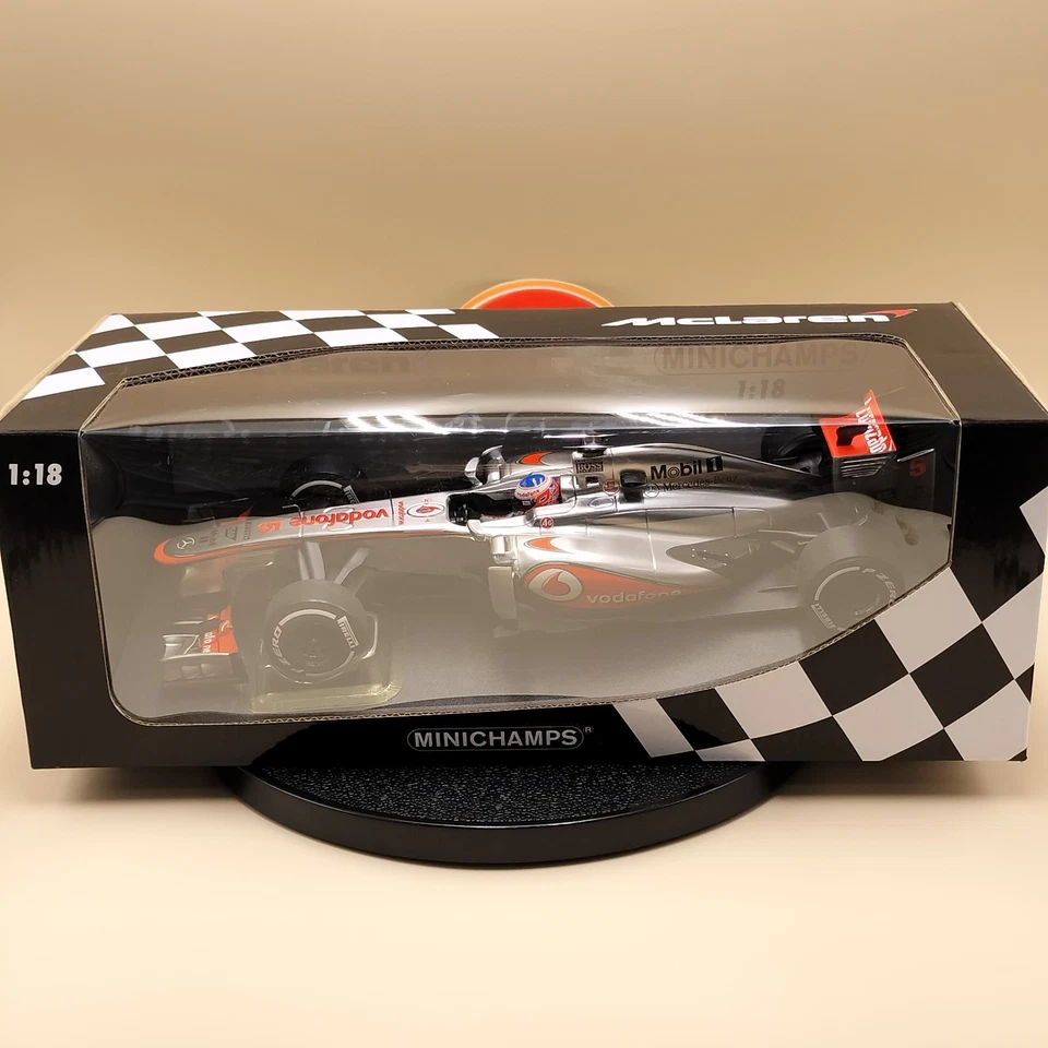 Minichamps 1/18 Vodafone McLaren Mercedes MP4-28 Jenson Button 2013 530131805 - Image 1 of 4