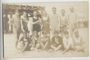 Foto postal real vintage de los años 20 - Foto de playa de grupo - Trajes de baño - Imagen 1 de 2