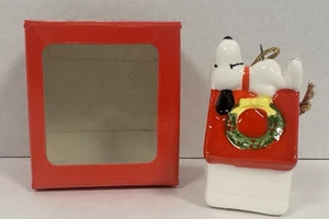 1977 DUPONT COLLECTION - PEANUTS SNOOPY ON DOGHOUSE ORNAMENT JAPAN - Picture 1 of 5