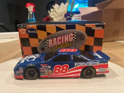 DALE JARRETT #88 QUALITY CARE ESCALA 1:24 1997 ACTION NASCAR BANCO FUNDIDO - Imagem 1 de 4