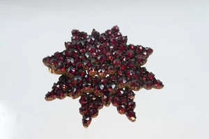 Bellissima spilla antica stella granato Tombak dorata fatta a mano 1900 circa - Foto 1 di 7