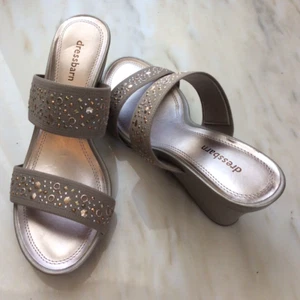 Dressbarn Varena Women's Studded Wedge Sandal Slip On Tan Size 8M - Picture 1 of 10