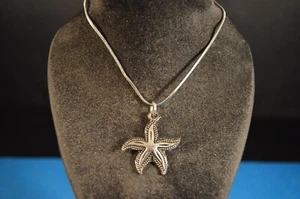 STARFISH CHARM PENDANT - NECKLACE Silver Tone BRAND NEW! Fashion Jewelry U.S.A. - Picture 1 of 5