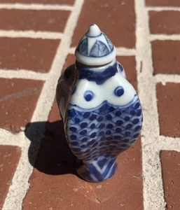 Chinese Blue & White Porcelain Snuff Bottle koi fish design with lid - Picture 1 of 7