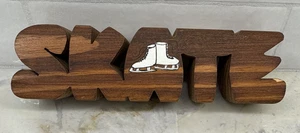 Vintage handgeschnitzte bemalte Holz Schlittschuh Dekor Eis Eiskunstlauf 7 1/4" L *WIE BESEHEN* - Bild 1 von 14