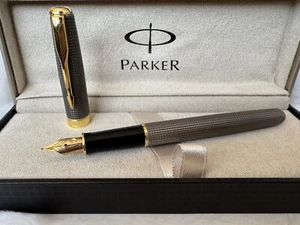 Excelente Pluma Estilográfica Parker Sonnet Gris Rejilla Color Oro 18K Plumín Fino Sin Caja - Imagen 1 de 5