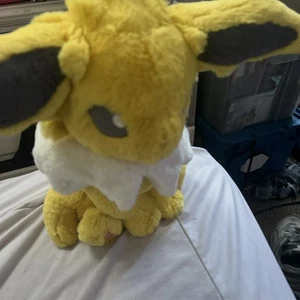 Pokemon Fluffy Hug Plüschtier Stofftier Jolteon - Bild 1 von 4