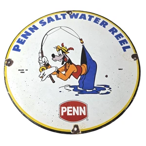 Letrero vintage de carretes de pesca Penn - Aparejos de porcelana cañas bomba de gas de agua salada - Imagen 1 de 14