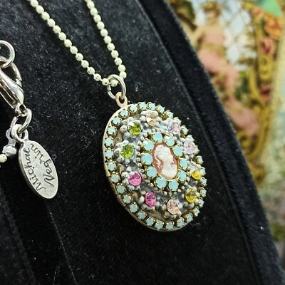Collar Medallón Michal Negrin Cabujón Largo Camafeo y Cristales Swarovski Victoriano Foto 1 de 4