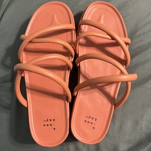 Sandalo plateau Dory target nuovo senza etichette arancione albicocca taglia 7,5 - Foto 1 di 5