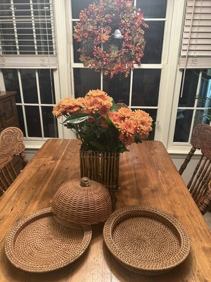 Bandeja tejida de ratán con tapa de cúpula de vidrio cubierta de ratán (Cloche) y bandeja de ratán-3 piezas Foto 1 de 4