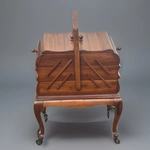 Vintage Nähkasten Akkordeon auf Rollen Stil Holz Box mit ausklappbaren Fächern - Picture 1 of 16