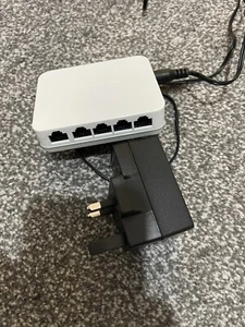 D-Link GO-SW-5G Unmanaged Gigabit Ethernet (10/100/1000) White - Picture 1 of 3