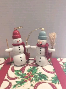 Vintage Holz Schneemann Set, Schal, Besen, Pfeife, 4 cm groß, Karotten Nase - Bild 1 von 12