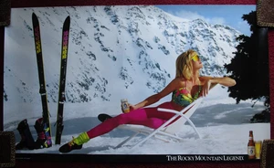 Póster de cerveza sexy chica ~ 1994 COORS original descansando en la nieve con esquís - Imagen 1 de 3