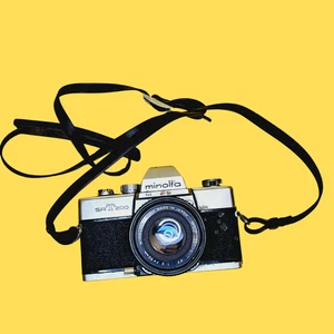 MINOLTA SRT 200 35MM SLR BODY MANUAL FOCUS CLASSIC FILM CAMERA ROKKOR 50MM LENS - Foto 1 di 9