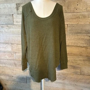 Aritzia TNA Alder oversized thermal  waffle print olive green top in size small - Imagen 1 de 9