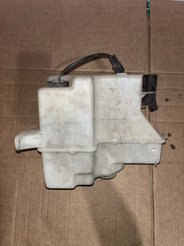 Резервуар для жидкости омывателя лобового стекла купе Hyundai Genesis 2010-2016 годов выпуска от оригинального производителя б/у - Изображение 1 из 1