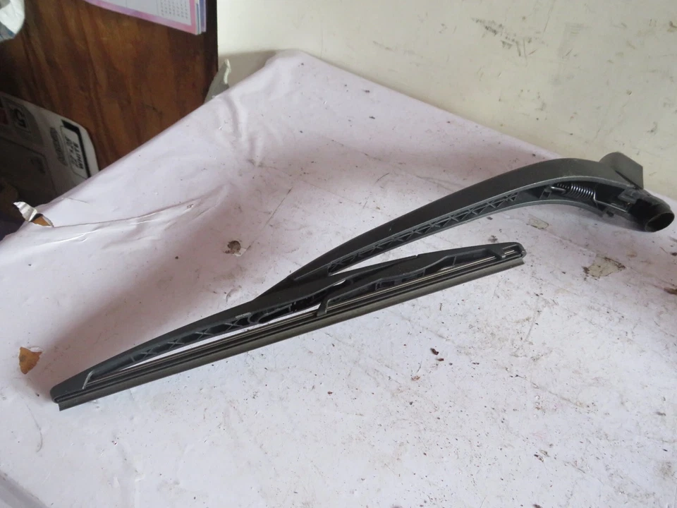 Brazo limpiaparabrisas trasero Dodge Nitro 07 Foto 1 de 4