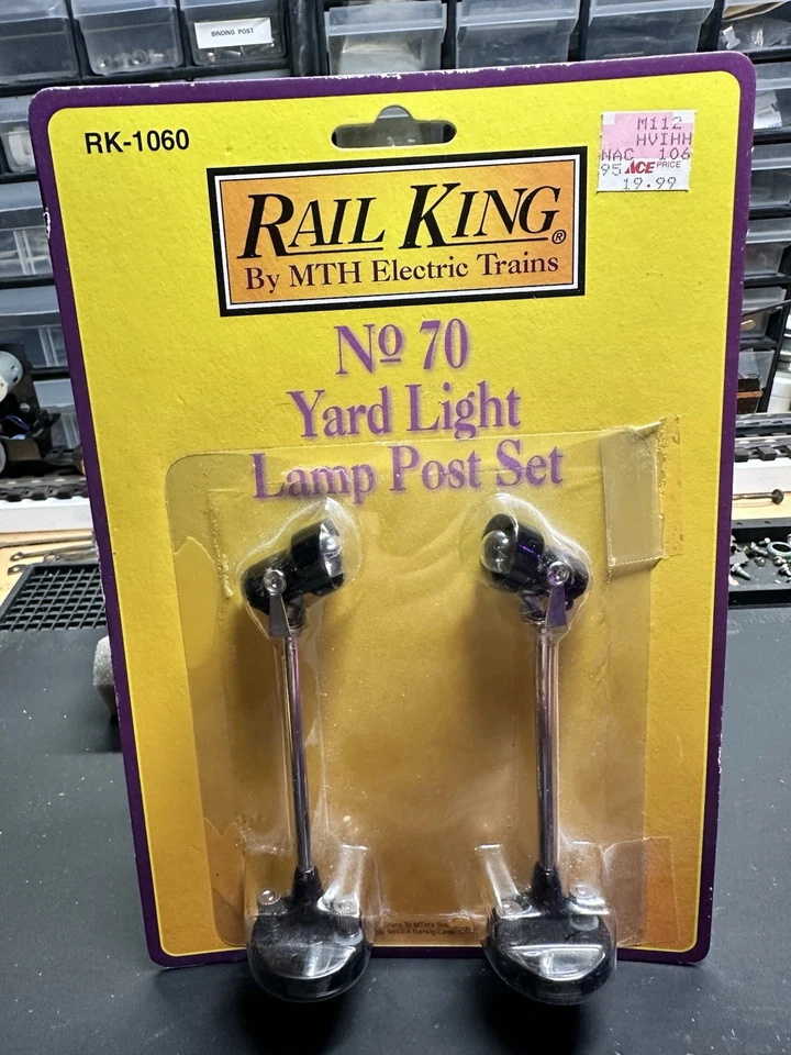 MTH RAILKING NO. 70 YARD LIGHT LAMP POST ACCESSORY SET 30-1060! O GAUGE TRAIN - Image 1 of 1