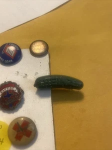 1 Vintage Heinz Pickle Lapel Hat Pin 1939 30s GREEN CUCUMBER PLASTIC WORLDS FAIR - Picture 1 of 3