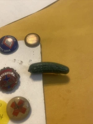 1 Vintage Heinz Pickle Lapel Hat Pin 1939 30s GREEN CUCUMBER PLASTIC WORLDS FAIR - Image 1 of 3