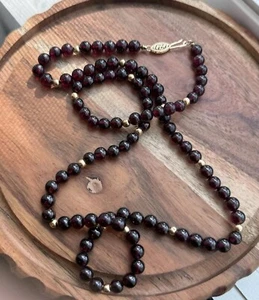 Collana vintage granato chiusura in oro giallo 14 kt e 15 perle distanziali in vero oro 24" - Foto 1 di 5