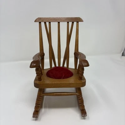 MECEDORA PEQUEÑA VINTAGE DE MADERA DE PÁJARO CARPINTERO HECHA EN JAPÓN Cojín de aguja  Foto 1 de 4