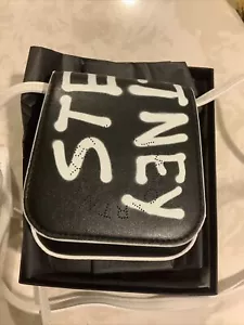 STELLA MCCARTNEY MINI TASCHE GRAFFITI AIRPODs TASCHE ABNEHMBARER RIEMEN NEU MIT ETIKETT - Bild 1 von 3