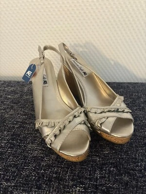 ZAPATOS DE CUÑA DE CORCHO CON TIRAS AMERICAN EAGLE PARA MUJER - talla 10 - NUEVOS - PUNTERA CON VOLANTES ST Foto 1 de 4