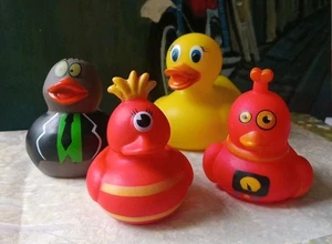 💥 Gummiente 4 seltene Enten! Ducky Quackery Badespielzeug BIN A - Bild 1 von 6