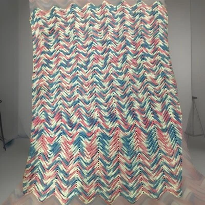 Manta de ganchillo tejida hecha a mano afgana multicolores azul rosa blanco Foto 1 de 4