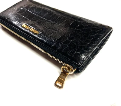 MIU MIU CARTEIRA LONGA VINTAGE PADRÃO CROCODILO ZÍPER EM TORNO DE COURO ITÁLIA PRETA - Imagem 1 de 4