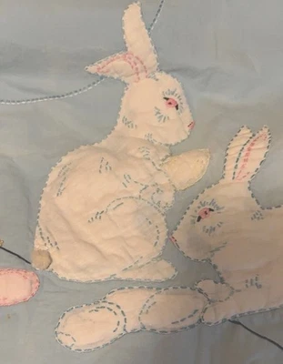 Вышитое винтажное детское одеяло ручной работы сине-белое с кроликами цветами - Изображение 1 из 4