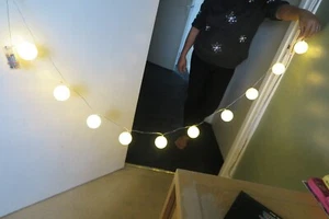 CHRISTMAS LIGHTS - UNUSUAL BATTERY OPERATED SNOWBALL STRING - 200cm LOOK - Picture 1 of 5