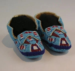 ORIGINAL ca1900 NATIVE AMERICAN SIOUX INDIAN FULLY BEADED HIDE CHILDS MOCCASINS - Picture 1 of 3