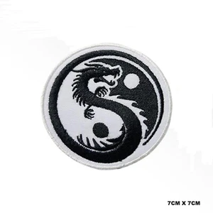 Lote de parche bordado con logotipo redondo del dragón mortal Yin Yang hierro/coser - Imagen 1 de 1