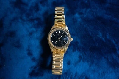 Reloj de cuarzo con fecha negro Gruen 219-2015 tono dorado WR 3ATM para mujer  Foto 1 de 4