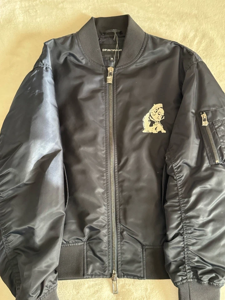 Jaqueta bombardeiro Emporio Armani náilon brilhante com bordado buldogue francês tamanho P - Imagem 1 de 4