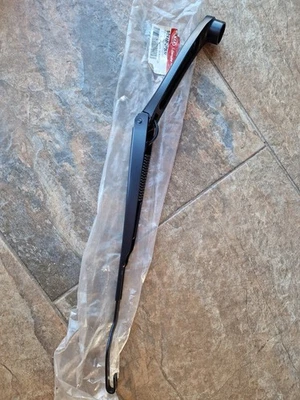 GENUINE NEW KIA SORENTO 2012-2014 FRONT WIPER ARM 983102P530 - Image 1 of 3