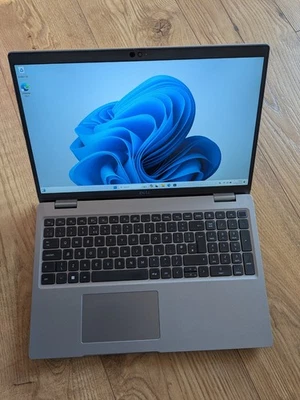 Dell Latitude 5530 Core i5 1245U 16GB RAM 256GB SSD 15.6" Full HD 12th Gen 658 - Image 1 of 4