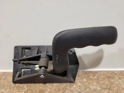 2002 CHEVROLET TAHOE LEFT DRIVER SIDE INTERIOR DOOR HANDLE. FITS LEFT/ RIGHT - Imagem 1 de 3