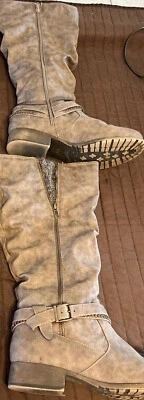 Botas Jellypop femininas tamanho 10m de altura bege com fivela, corrente e meia característica - Imagem 1 de 4