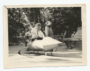 Foto niño swing cohete espacio feliz infancia de colección - Imagen 1 de 2