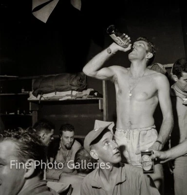 1944 Vintage Marina de los Estados Unidos Hombres Marineros Segunda Guerra Mundial Pilotos Fiesta de la Cerveza - Foto de Charles Jacobs Foto 1 de 2