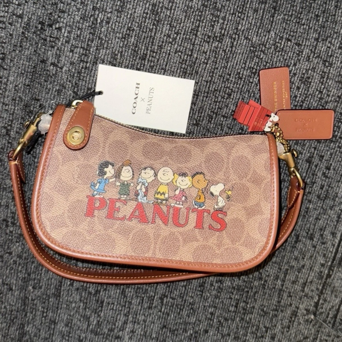Preços baixos em Bolsa de ombro Coach Peanuts Pequenas