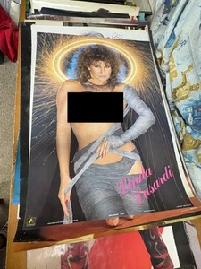 #259 Póster Vintage 34,5x24,5 1986 Sexy Morena Linda Lusardi Topless Hombre Cueva - Imagen 1 de 7