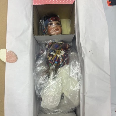 Muñeca de porcelana Paradise Galleries 22" - Alma alegre - Nativos americanos en oración Foto 1 de 4