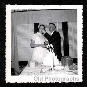 BRIDE GROOM FEEDING WEDDING CAKE DRESS OLD/VINTAGE PHOTO SNAPSHOT- E702 - Picture 1 of 1